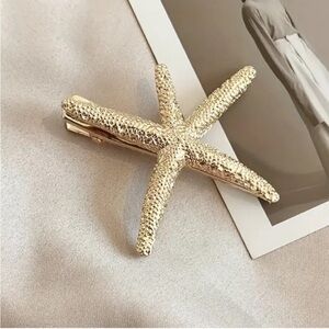 NWOT Gold Starfish Hair Clip